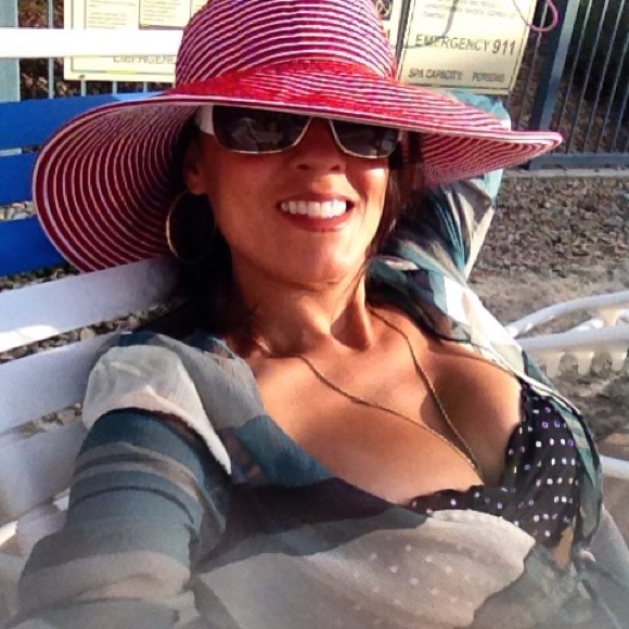 Meet your Posher, Monica - Picture 3 of 4